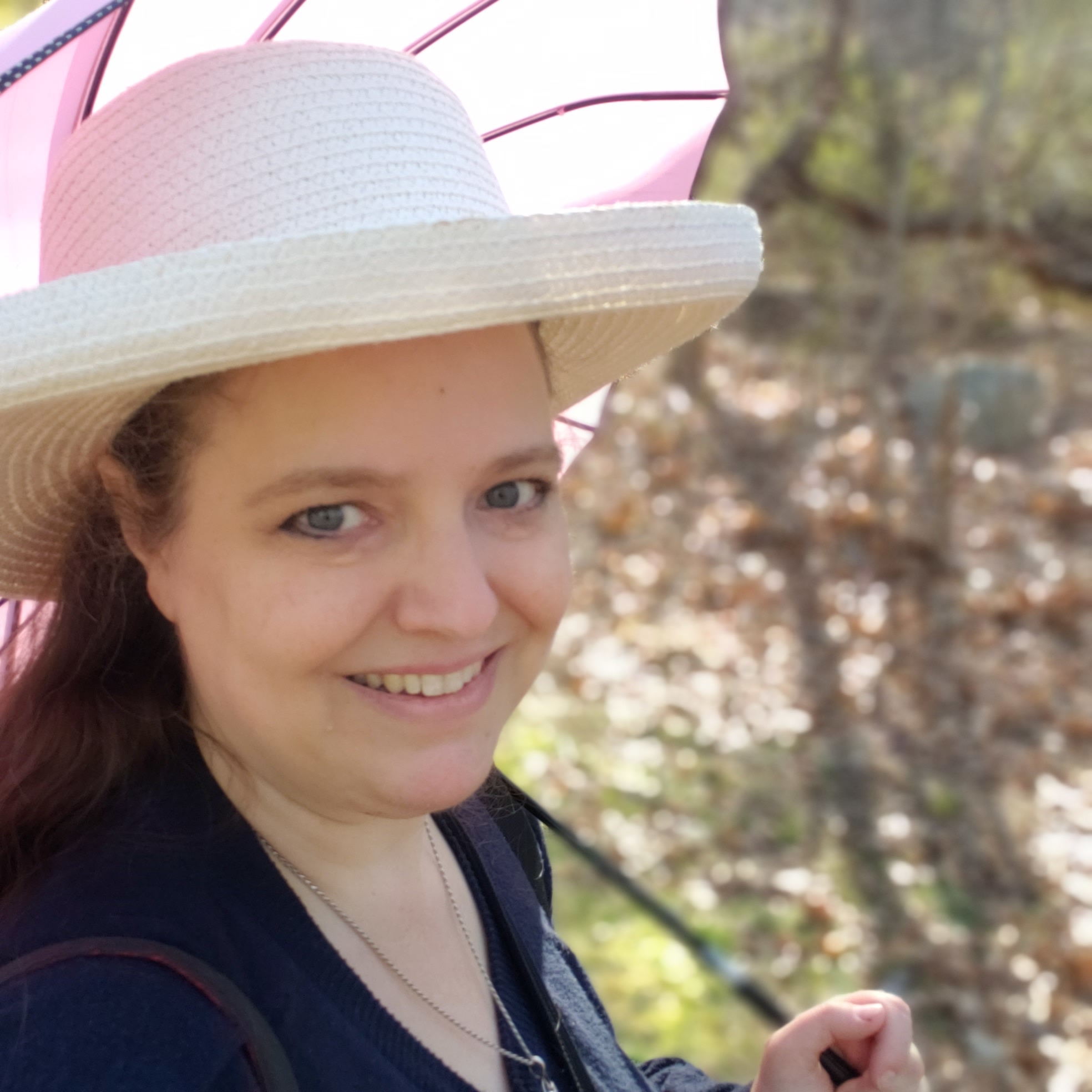 Amber Love with hat and parasol